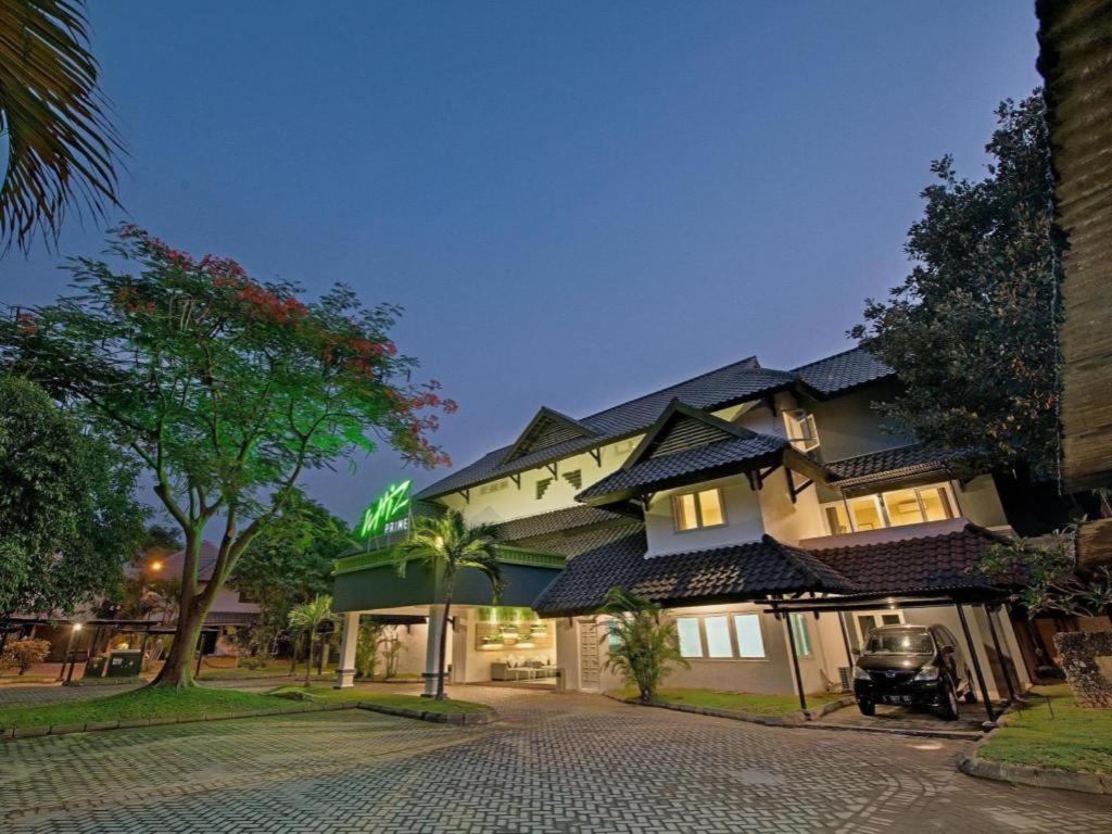 Whiz Prime Hotel Darmo Harapan Surabaya Exterior photo